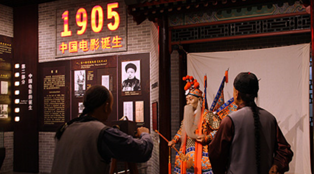 中国人第一部电影是1905年谭鑫培主演的什么