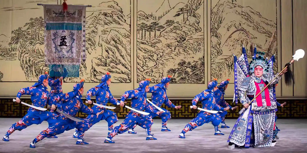钱穆先生在中国京剧中之文学意味中概括中国京剧的特点有