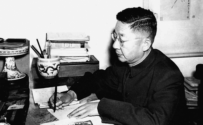老舍是新中国第一位获得什么称号的作家