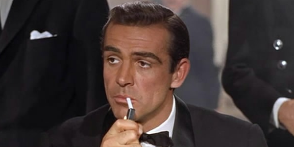 007面具男为什么要救小女孩